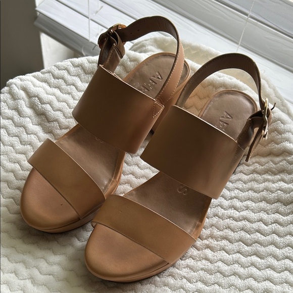 Elegant Tan Sandals - Picture 1 of 3